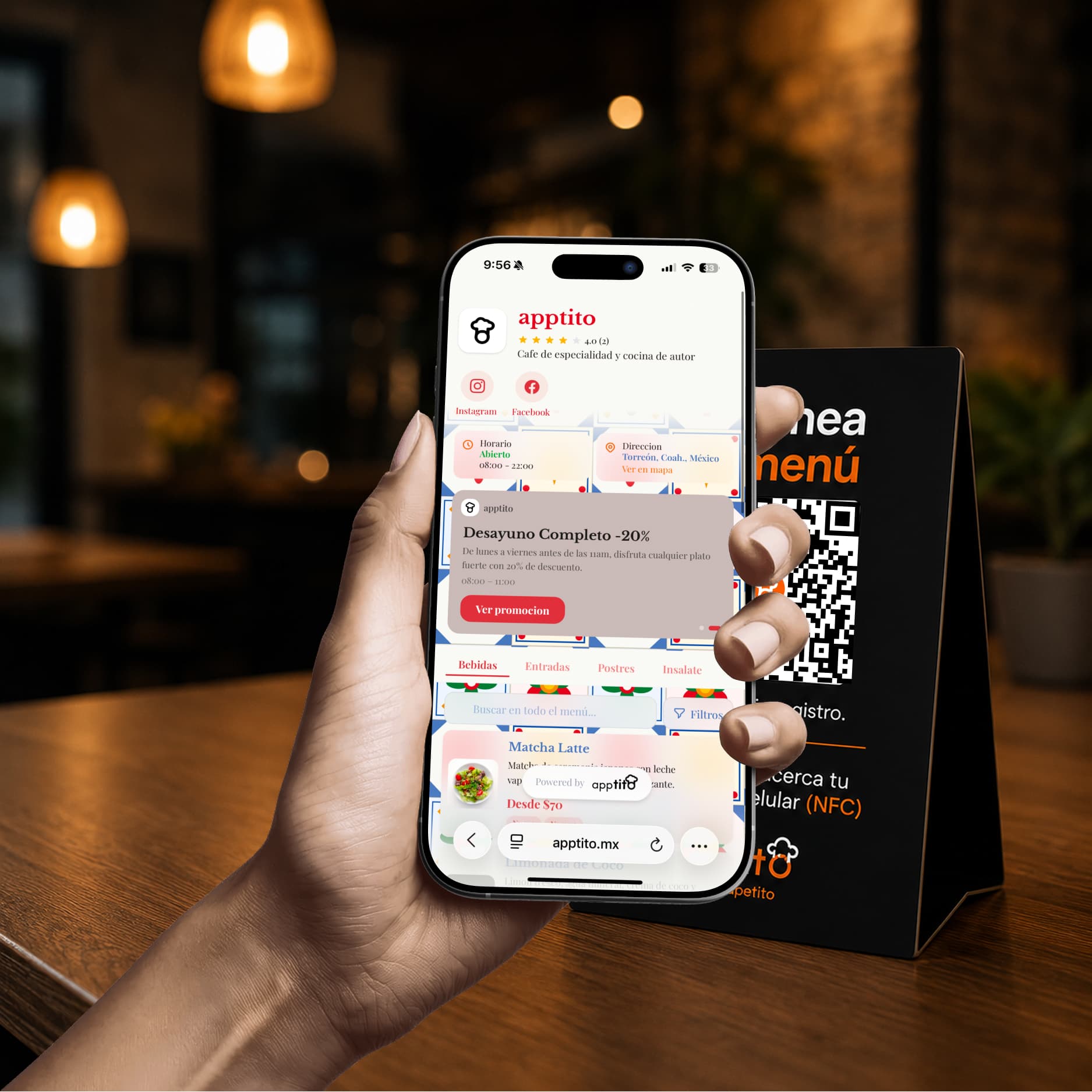 Cliente escaneando un código QR de AppTito en una mesa para abrir el menú digital del restaurante